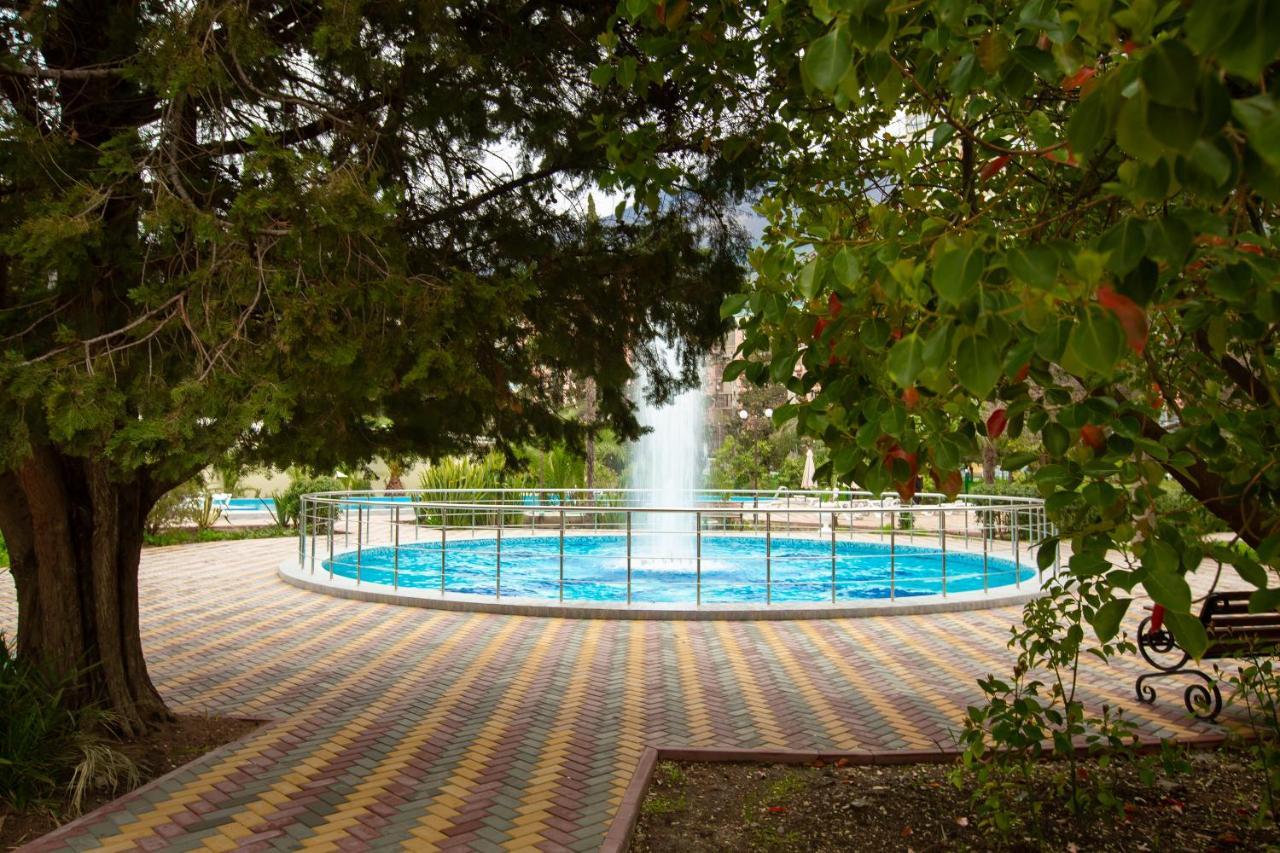 Amza Park Hotel Gagry Zewnętrze zdjęcie